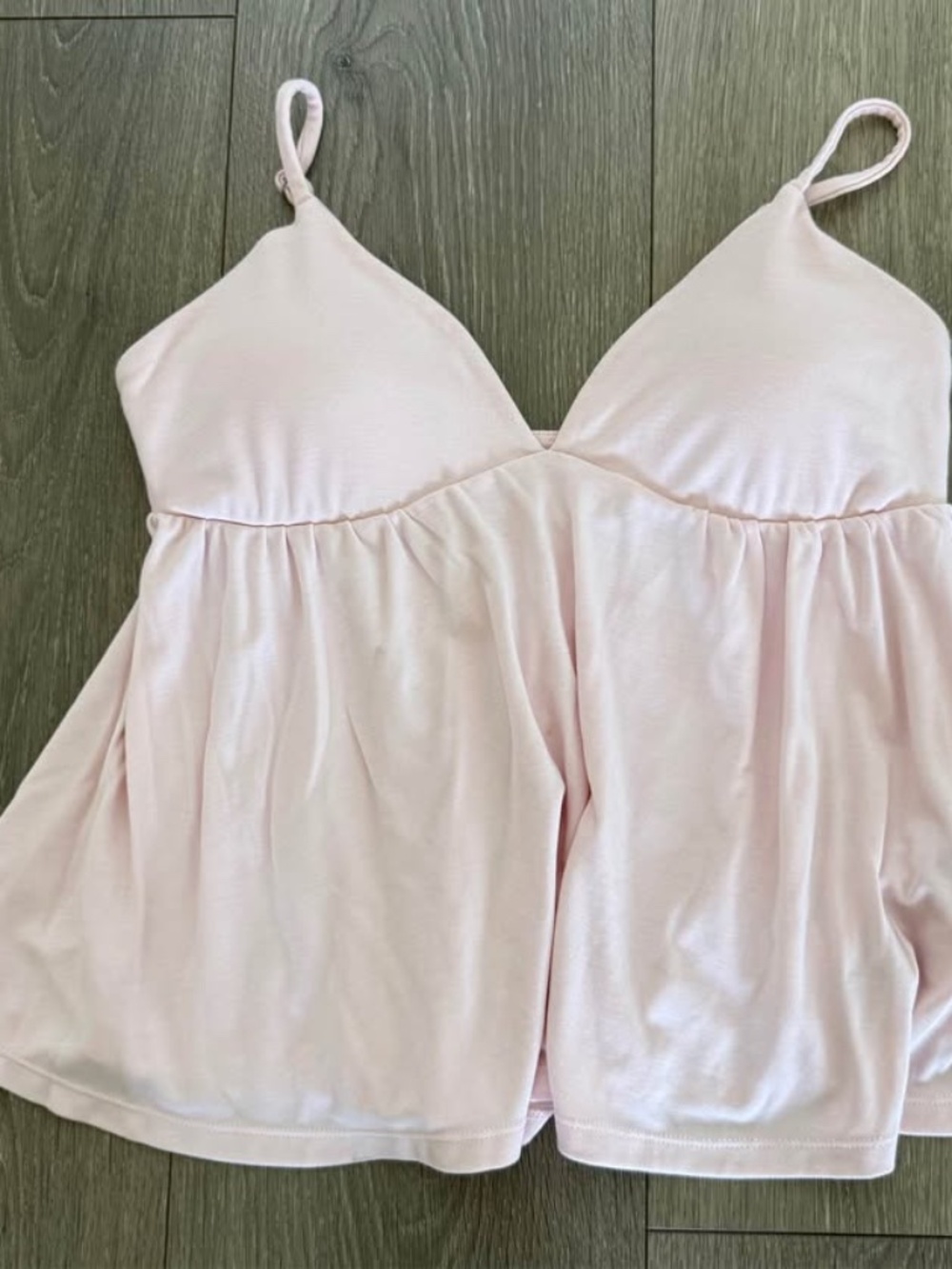 Like new, SUUKSESS women’s small babydoll v-neck tank with built in bra